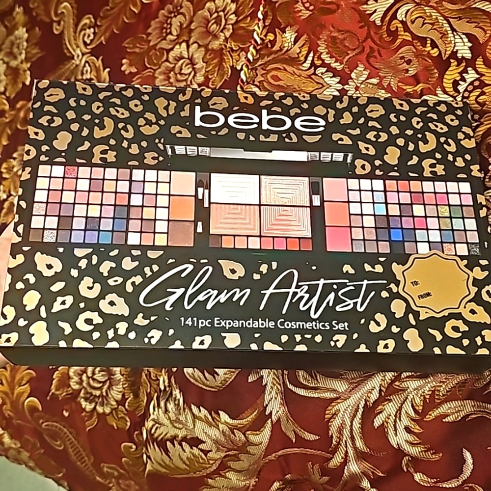 NWT Bebe Cosmetic Set, 141 Pc, comes with mirror